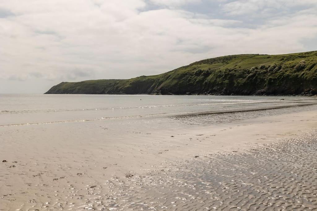 Rhiw Plas Newydd With Swimming Pool, Fire Pit, And Log Fires 빌라 외부 사진